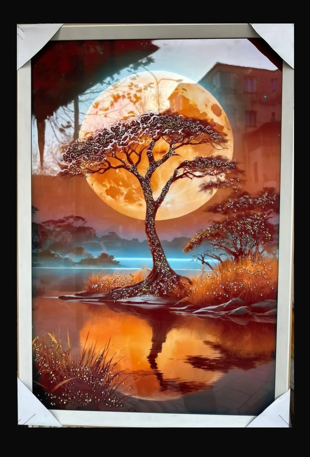 Pikturë dekorative artistike me pemë dhe hënë të artë mbi ujë 70×90 cm, kornizë elegante