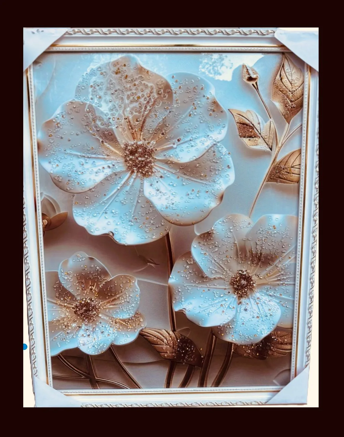 Pikturë dekorative me lule elegante blu dhe detaje ari 70×90 cm, art modern me kornizë luksoze