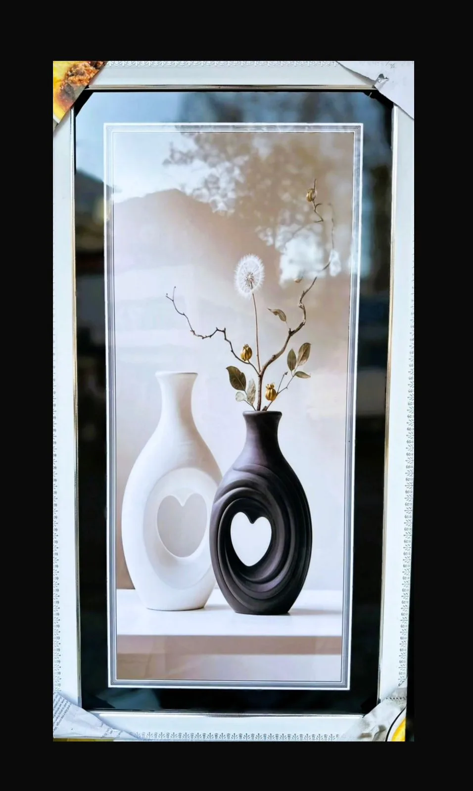 Pikturë dekorative moderne me vazo minimaliste bardhë e zezë 35×65 cm, kornizë elegante