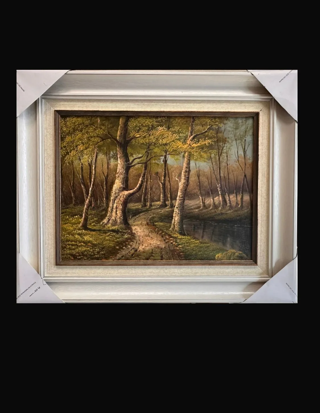 Pikturë dekorative peizazh pyjor me shteg dhe lumë 40×50 cm, kornizë elegante