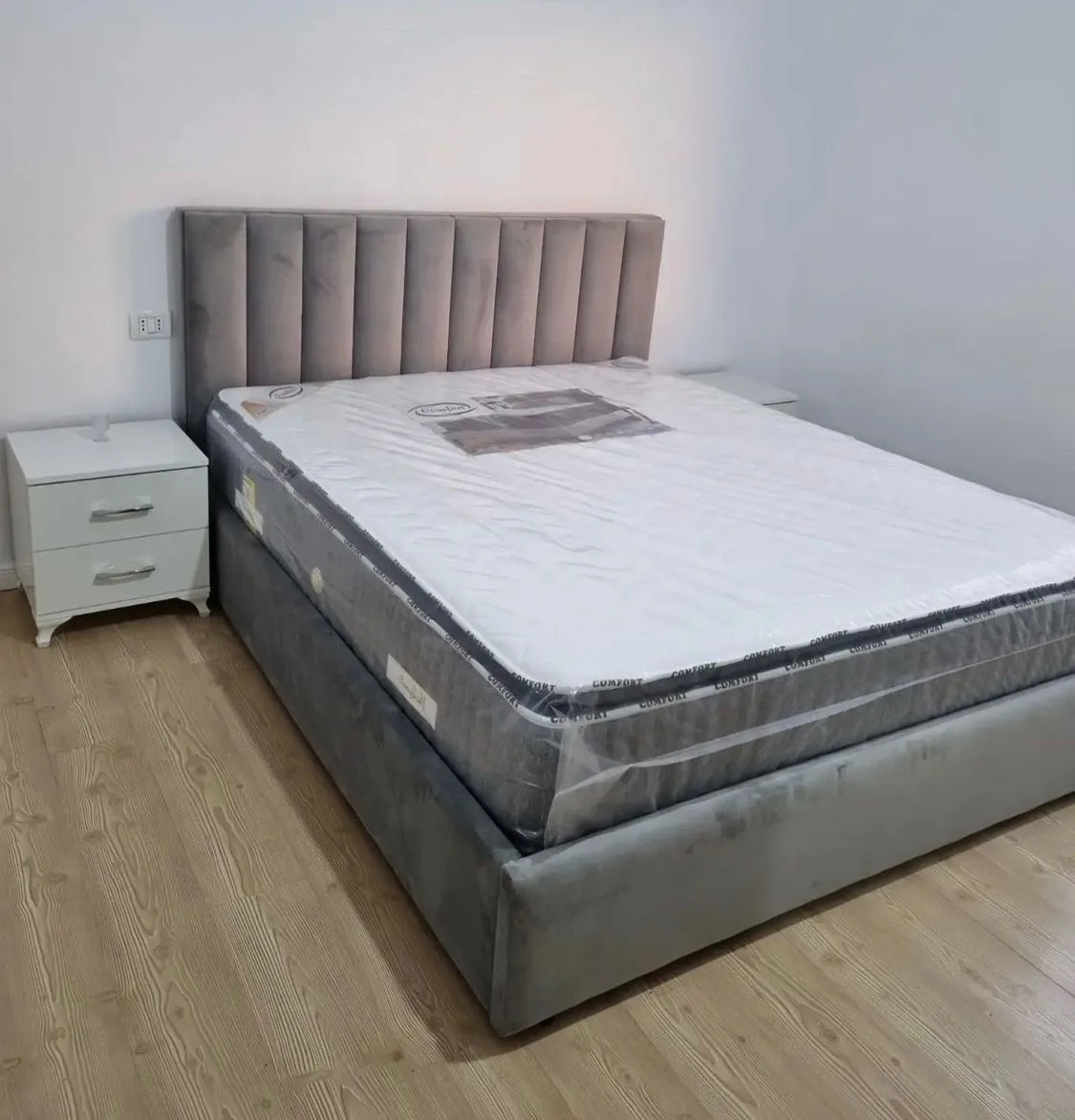 Krevat Comfort – Ngjyre gri + Zgare Krevati