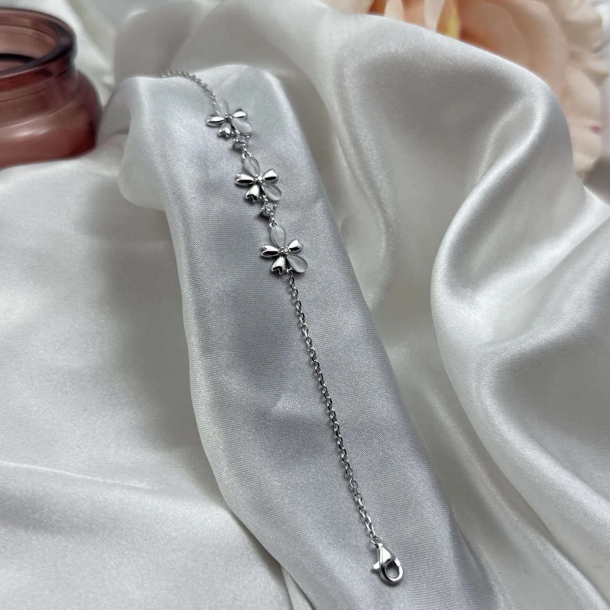 Srebrna narukvica Silver Blossom sa mliječnim cirkonima – 3.8g
