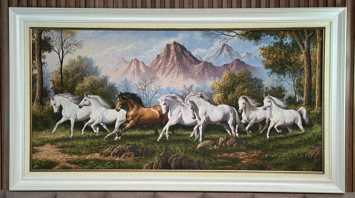 Pikturë Artistike Kuaj në Vrapim në Peisazh Malor – Art Klasik Luksoz 140×80 cm