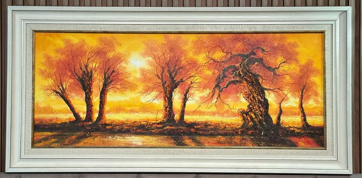 Pikturë Artistike Peisazh Vjeshte me Pemë dhe Ngjyra të Ngrohta – Art Dekorativ Panoramik 140×80 cm