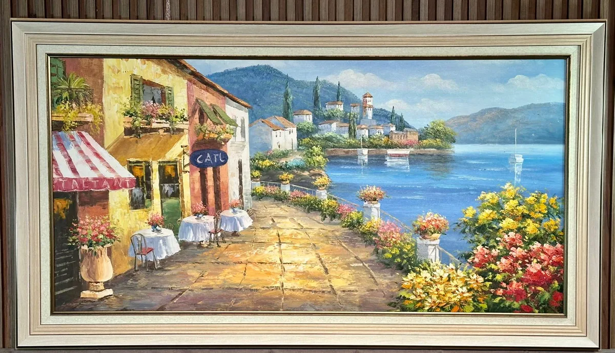 Pikturë Peisazh Mesdhetar me Liqen, Shtëpi Gurësh dhe Lule – 140×80 cm